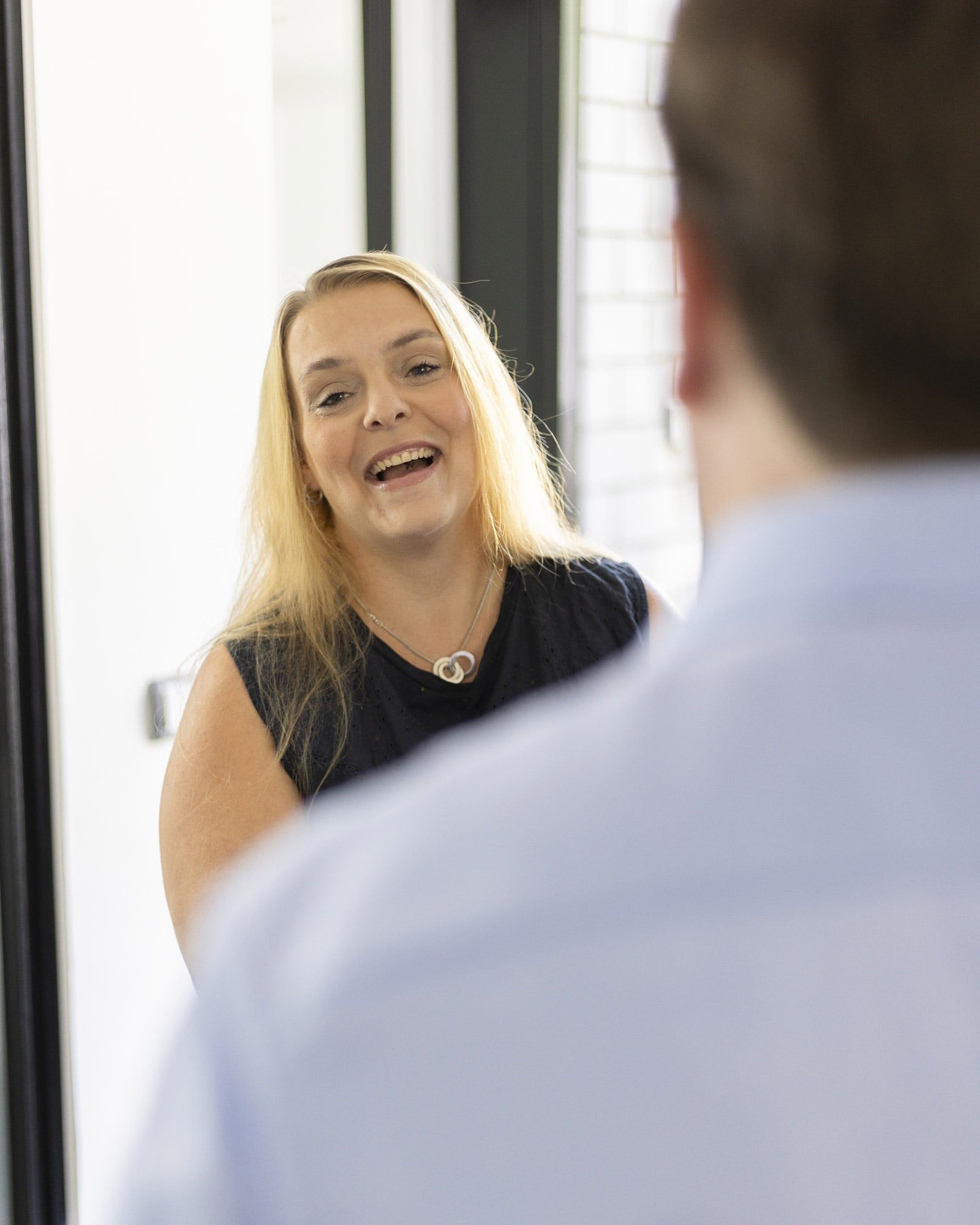 Eine Mitarbeiterin im Gespräch