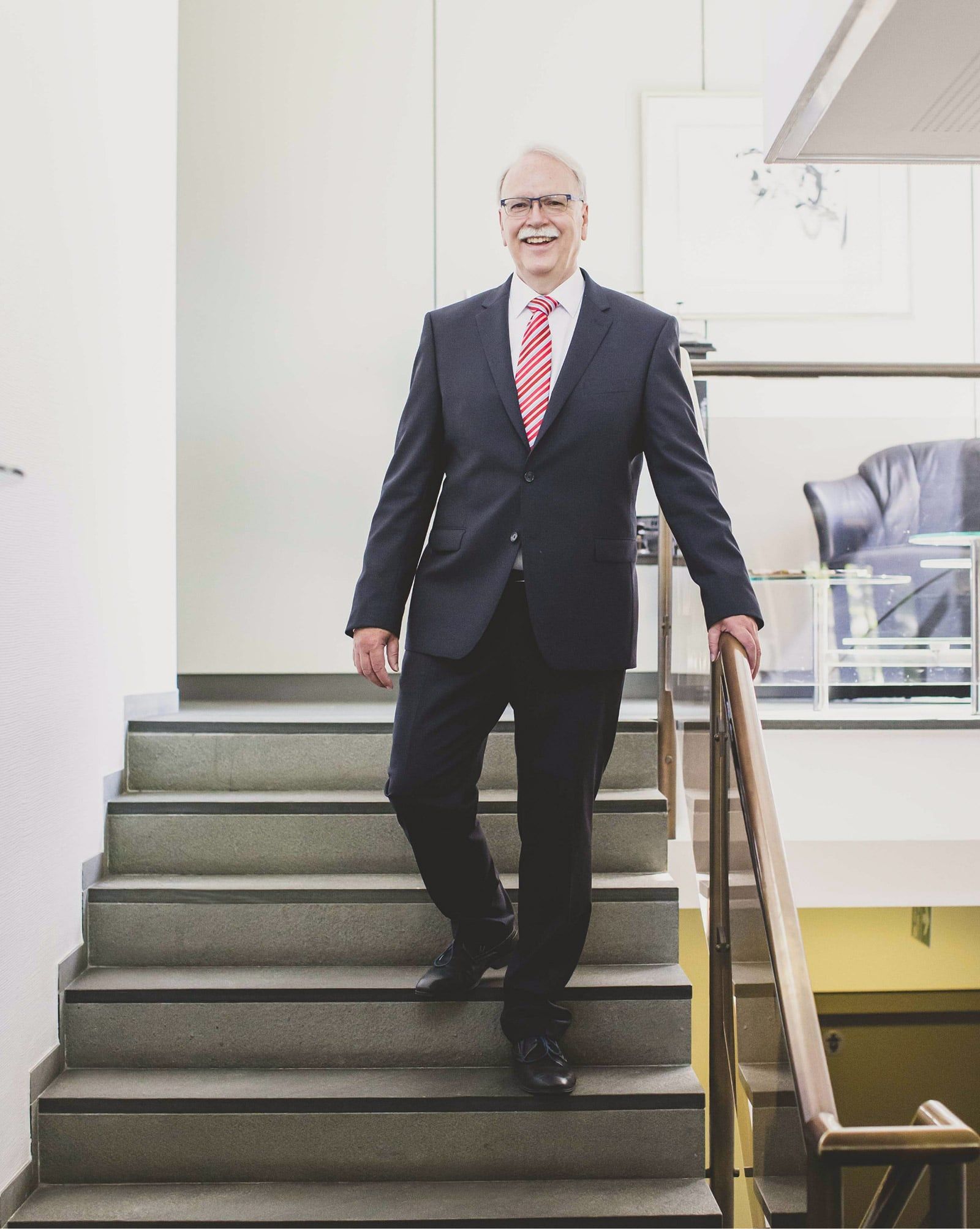 Helmut Köching läuft die Treppe runter