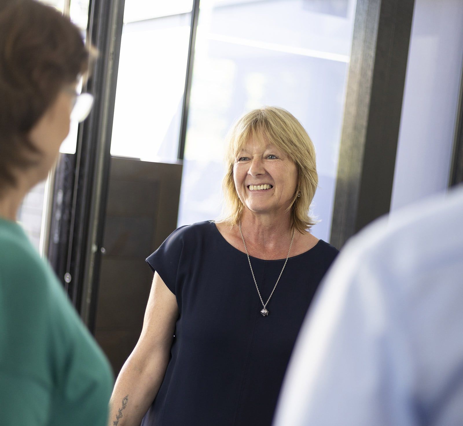 Zwei Mitarbeiterinnen von Köching Vox Beusker lächeln sich an