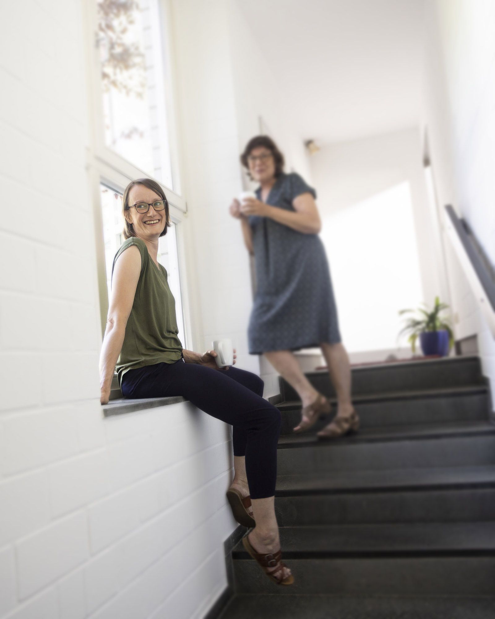 Zwei Mitarbeiterinnen befinden sich im lockeren Gespräch